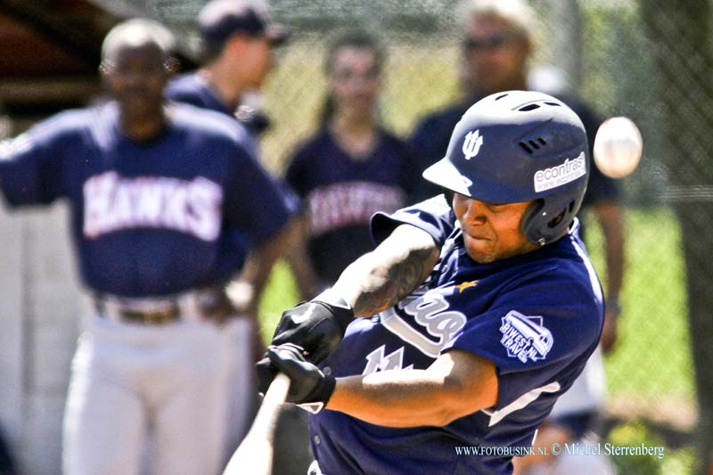 15062704.jpg - DORDRECHT - 27 Juni 2015 Op sportcomplex Krommedijk in Dordrecht won  regerend landskampioen Neptunus na een 6-1 achterstand het honkbal hoofdklasse duel bij Mampaey The Hawks met 6-25NOVUM COPYRIGHT ETIENNE BUSINK