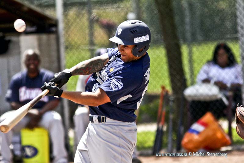 15062705.jpg - DORDRECHT - 27 Juni 2015 Op sportcomplex Krommedijk in Dordrecht won  regerend landskampioen Neptunus na een 6-1 achterstand het honkbal hoofdklasse duel bij Mampaey The Hawks met 6-25NOVUM COPYRIGHT ETIENNE BUSINK