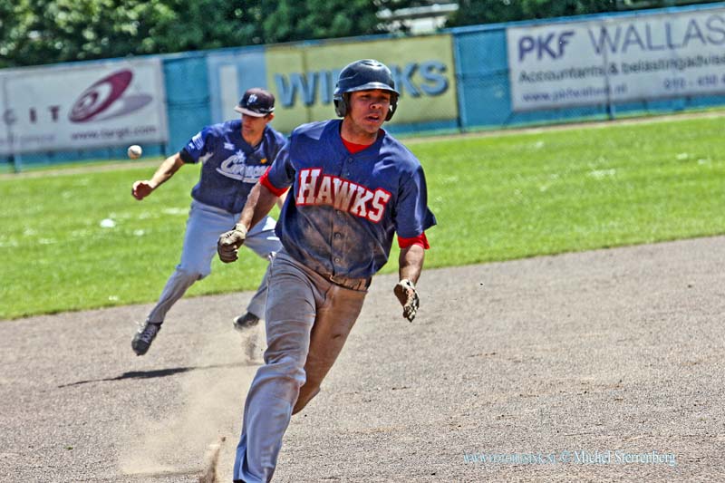 15062706.jpg - DORDRECHT - 27 Juni 2015 Op sportcomplex Krommedijk in Dordrecht won  regerend landskampioen Neptunus na een 6-1 achterstand het honkbal hoofdklasse duel bij Mampaey The Hawks met 6-25NOVUM COPYRIGHT ETIENNE BUSINK