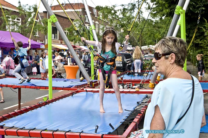 15062707.jpg - DODRECHT - 27 juni 2015 De jaarmarkt op de Reeweg Oost was weer lekker druk bezocht, het mooie weer vandaag helpte daarbij zeker mee.Deze digitale foto blijft eigendom van FOTOPERSBURO BUSINK. Wij hanteren de voorwaarden van het N.V.F. en N.V.J. Gebruik van deze foto impliceert dat u bekend bent  en akkoord gaat met deze voorwaarden bij publicatie.EB/ETIENNE BUSINK