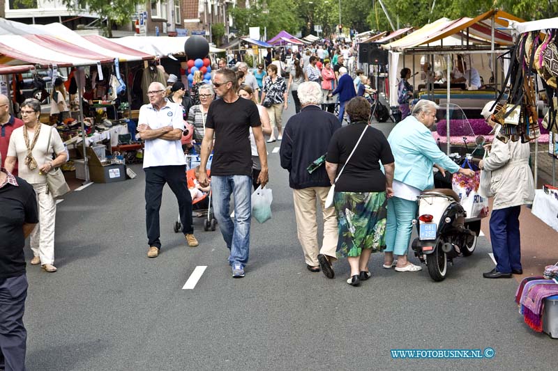 15062708.jpg - DODRECHT - 27 juni 2015 De jaarmarkt op de Reeweg Oost was weer lekker druk bezocht, het mooie weer vandaag helpte daarbij zeker mee.Deze digitale foto blijft eigendom van FOTOPERSBURO BUSINK. Wij hanteren de voorwaarden van het N.V.F. en N.V.J. Gebruik van deze foto impliceert dat u bekend bent  en akkoord gaat met deze voorwaarden bij publicatie.EB/ETIENNE BUSINK