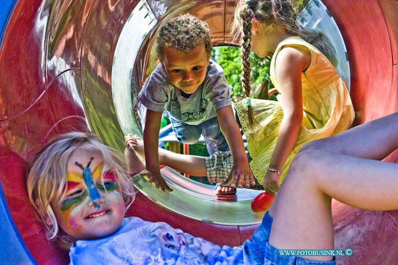 15062710.jpg - DORDRECHT - 27 juni 2015  De Speeltuin van het Land van Valk: Victorie bestaat 70 jaar. Er is een groots feest ter gelegenheid van het 70-jarig bestaan van de speeltuin: spelletjes, schminken, ballonnenclown, muziek en dans. Tevens tentoonstelling over de geschiedenis van de speeltuin.Deze digitale foto blijft eigendom van FOTOPERSBURO BUSINK. Wij hanteren de voorwaarden van het N.V.F. en N.V.J. Gebruik van deze foto impliceert dat u bekend bent  en akkoord gaat met deze voorwaarden bij publicatie.EB/ETIENNE BUSINK