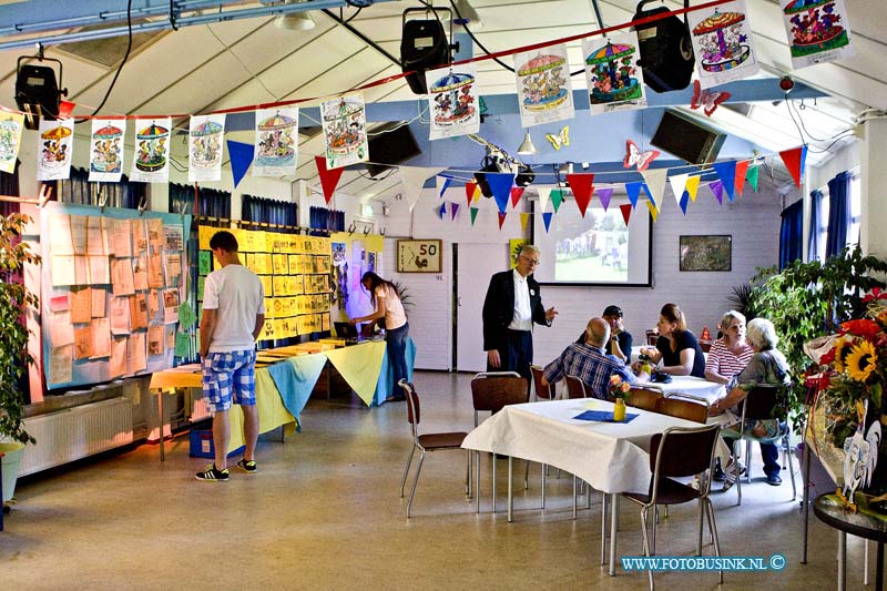 15062712.jpg - DORDRECHT - 27 juni 2015  De Speeltuin van het Land van Valk: Victorie bestaat 70 jaar. Er is een groots feest ter gelegenheid van het 70-jarig bestaan van de speeltuin: spelletjes, schminken, ballonnenclown, muziek en dans. Tevens tentoonstelling over de geschiedenis van de speeltuin.Deze digitale foto blijft eigendom van FOTOPERSBURO BUSINK. Wij hanteren de voorwaarden van het N.V.F. en N.V.J. Gebruik van deze foto impliceert dat u bekend bent  en akkoord gaat met deze voorwaarden bij publicatie.EB/ETIENNE BUSINK