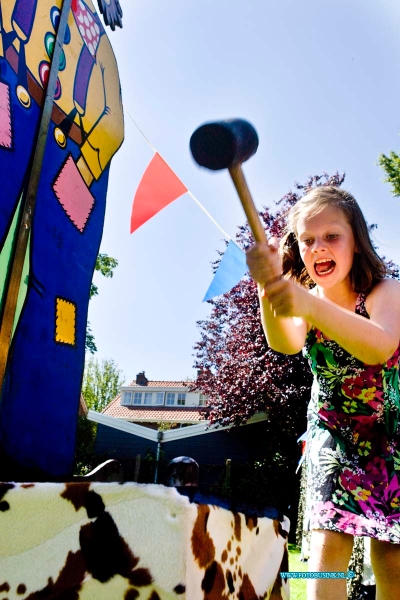 15062713.jpg - DORDRECHT - 27 juni 2015  De Speeltuin van het Land van Valk: Victorie bestaat 70 jaar. Er is een groots feest ter gelegenheid van het 70-jarig bestaan van de speeltuin: spelletjes, schminken, ballonnenclown, muziek en dans. Tevens tentoonstelling over de geschiedenis van de speeltuin.Deze digitale foto blijft eigendom van FOTOPERSBURO BUSINK. Wij hanteren de voorwaarden van het N.V.F. en N.V.J. Gebruik van deze foto impliceert dat u bekend bent  en akkoord gaat met deze voorwaarden bij publicatie.EB/ETIENNE BUSINK