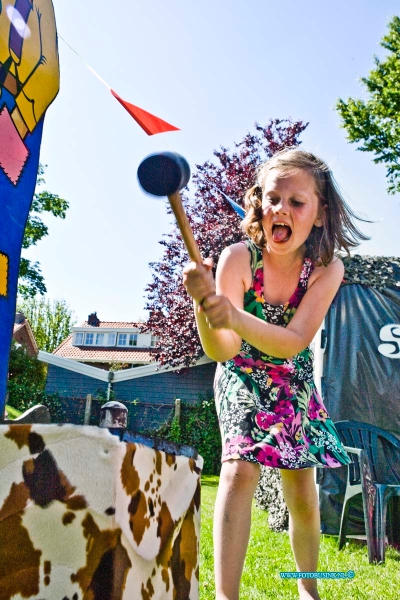 15062717.jpg - DORDRECHT - 27 juni 2015  De Speeltuin van het Land van Valk: Victorie bestaat 70 jaar. Er is een groots feest ter gelegenheid van het 70-jarig bestaan van de speeltuin: spelletjes, schminken, ballonnenclown, muziek en dans. Tevens tentoonstelling over de geschiedenis van de speeltuin.Deze digitale foto blijft eigendom van FOTOPERSBURO BUSINK. Wij hanteren de voorwaarden van het N.V.F. en N.V.J. Gebruik van deze foto impliceert dat u bekend bent  en akkoord gaat met deze voorwaarden bij publicatie.EB/ETIENNE BUSINK