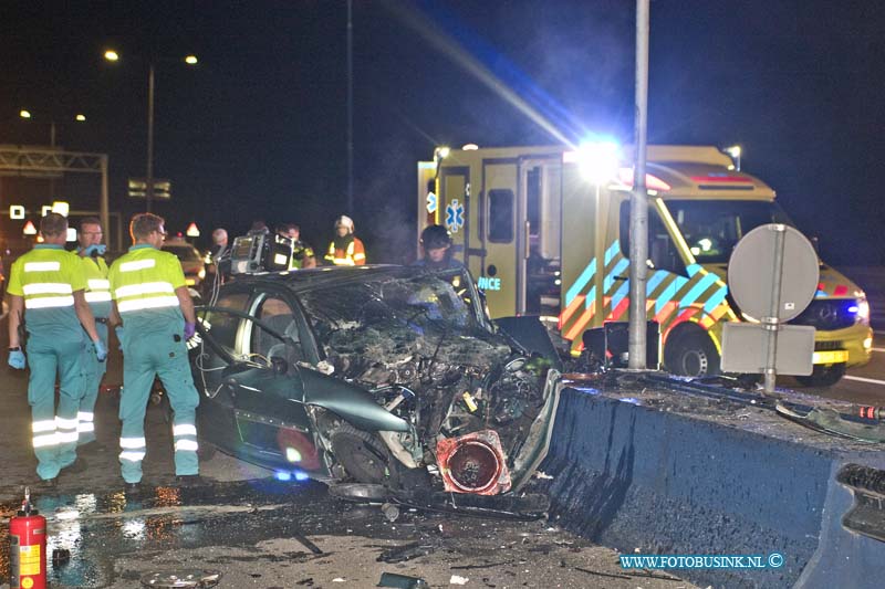 15062801.jpg - DORDRECHT - 28 juni 2015 rond middennacht is een Auto frontaal op de afscheiding van de kiltunnel (N217) tolhokjes gereden. De bestuurder (ster) kwam bij dit ongeval om het leven, enkelen maanden geleden gebeurde daar ook al zo'n zelfde ongeval. De politie stelt een uitgeberid onderzoek in naar de toe dracht van het ongeval.Deze digitale foto blijft eigendom van FOTOPERSBURO BUSINK. Wij hanteren de voorwaarden van het N.V.F. en N.V.J. Gebruik van deze foto impliceert dat u bekend bent  en akkoord gaat met deze voorwaarden bij publicatie.EB/ETIENNE BUSINK