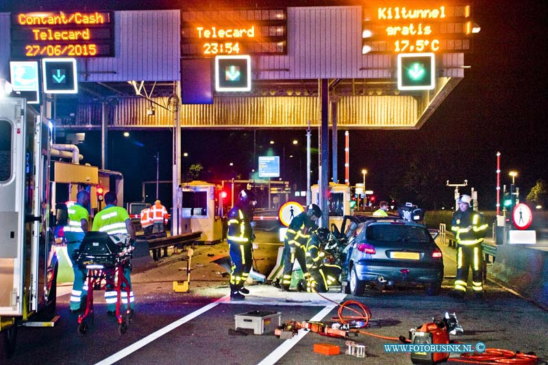 15062802.jpg - DORDRECHT - 28 juni 2015 rond middennacht is een Auto frontaal op de afscheiding van de kiltunnel (N217) tolhokjes gereden. De bestuurder (ster) kwam bij dit ongeval om het leven, enkelen maanden geleden gebeurde daar ook al zo'n zelfde ongeval. De politie stelt een uitgeberid onderzoek in naar de toe dracht van het ongeval.Deze digitale foto blijft eigendom van FOTOPERSBURO BUSINK. Wij hanteren de voorwaarden van het N.V.F. en N.V.J. Gebruik van deze foto impliceert dat u bekend bent  en akkoord gaat met deze voorwaarden bij publicatie.EB/ETIENNE BUSINK