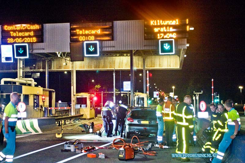 15062803.jpg - DORDRECHT - 28 juni 2015 rond middennacht is een Auto frontaal op de afscheiding van de kiltunnel (N217) tolhokjes gereden. De bestuurder (ster) kwam bij dit ongeval om het leven, enkelen maanden geleden gebeurde daar ook al zo'n zelfde ongeval. De politie stelt een uitgeberid onderzoek in naar de toe dracht van het ongeval.Deze digitale foto blijft eigendom van FOTOPERSBURO BUSINK. Wij hanteren de voorwaarden van het N.V.F. en N.V.J. Gebruik van deze foto impliceert dat u bekend bent  en akkoord gaat met deze voorwaarden bij publicatie.EB/ETIENNE BUSINK