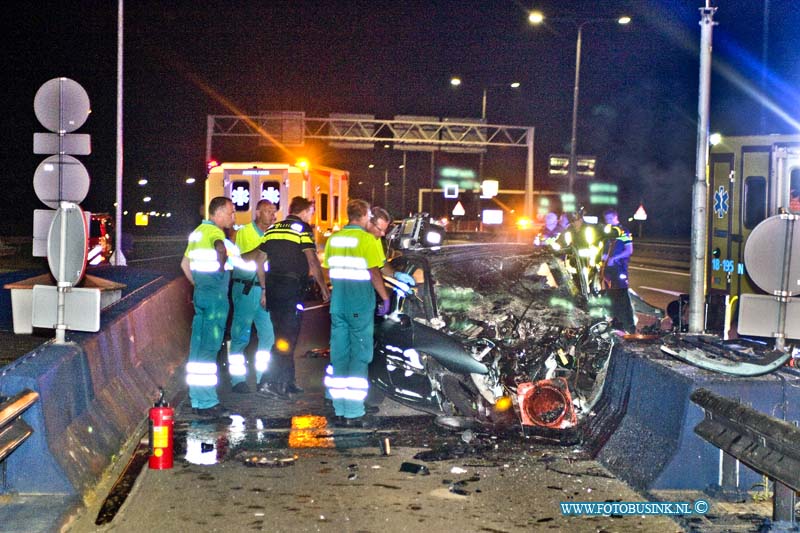 15062804.jpg - DORDRECHT - 28 juni 2015 rond middennacht is een Auto frontaal op de afscheiding van de kiltunnel (N217) tolhokjes gereden. De bestuurder (ster) kwam bij dit ongeval om het leven, enkelen maanden geleden gebeurde daar ook al zo'n zelfde ongeval. De politie stelt een uitgeberid onderzoek in naar de toe dracht van het ongeval.Deze digitale foto blijft eigendom van FOTOPERSBURO BUSINK. Wij hanteren de voorwaarden van het N.V.F. en N.V.J. Gebruik van deze foto impliceert dat u bekend bent  en akkoord gaat met deze voorwaarden bij publicatie.EB/ETIENNE BUSINK