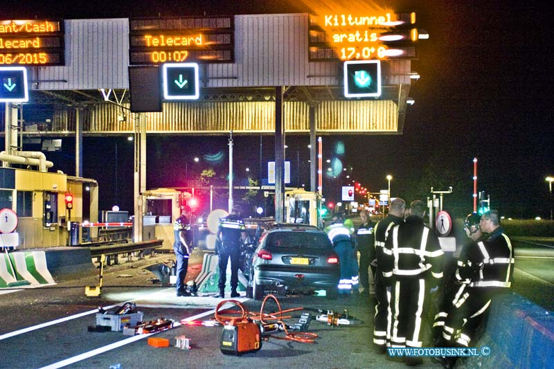 15062805.jpg - DORDRECHT - 28 juni 2015 rond middennacht is een Auto frontaal op de afscheiding van de kiltunnel (N217) tolhokjes gereden. De bestuurder (ster) kwam bij dit ongeval om het leven, enkelen maanden geleden gebeurde daar ook al zo'n zelfde ongeval. De politie stelt een uitgeberid onderzoek in naar de toe dracht van het ongeval.NOVUM COPYRIGHT ETIENNE BUSINK