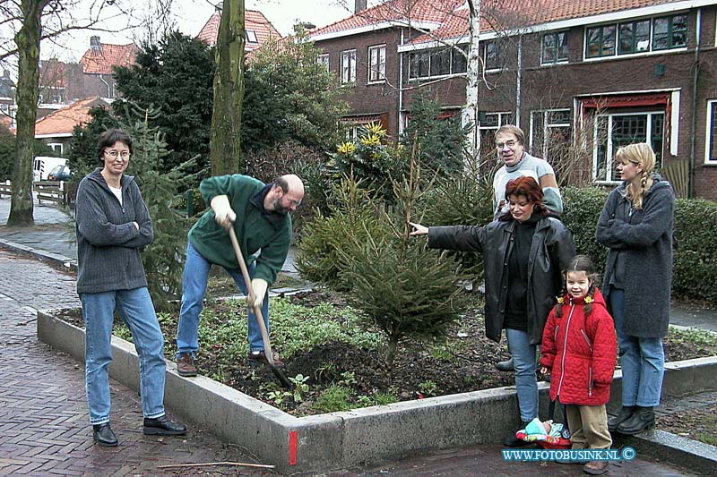00010308.jpg - DE STEM VAN DORDT :dordrecht:03-02-1999:op de kromedijk in dordrecht planten bewonners de kestbomen in de plante bakkenDeze digitale foto blijft eigendom van FOTOPERSBURO BUSINK. Wij hanteren de voorwaarden van het N.V.F. en N.V.J. Gebruik van deze foto impliceert dat u bekend bent  en akkoord gaat met deze voorwaarden bij publicatie.EB/ETIENNE BUSINK