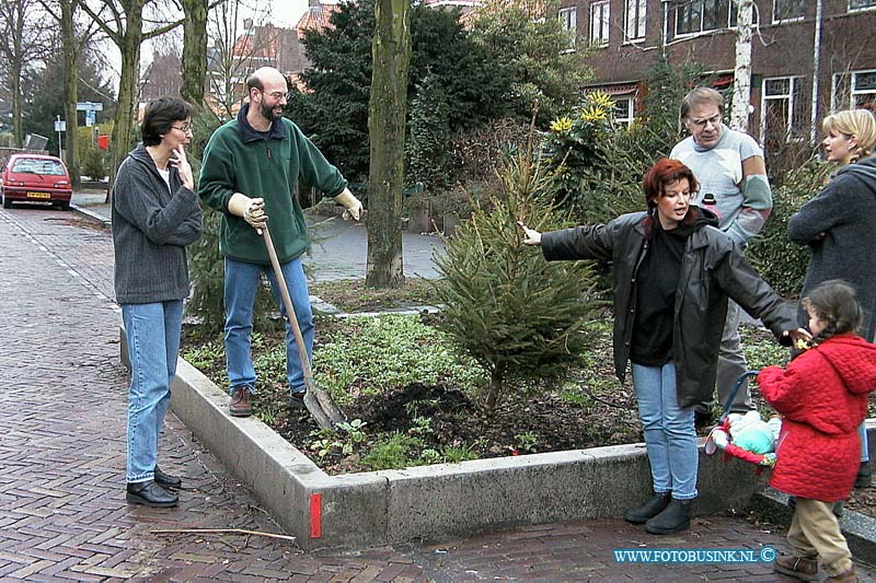 00010309.jpg - DE STEM VAN DORDT :dordrecht:03-02-1999:op de kromedijk in dordrecht planten bewonners de kestbomen in de plante bakkenDeze digitale foto blijft eigendom van FOTOPERSBURO BUSINK. Wij hanteren de voorwaarden van het N.V.F. en N.V.J. Gebruik van deze foto impliceert dat u bekend bent  en akkoord gaat met deze voorwaarden bij publicatie.EB/ETIENNE BUSINK