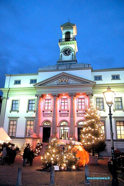 00121601.jpg - WFA :Dordrecht:16-12-2000: tijdens de jaarlijkse kertsmarkt in dordrecht werdt dit jaar ook het oude stadhuis verlicht als kerstboom in diverse kleuren deze staa aan de grotekerksbuurt/voorstraat te dordrechtDeze digitale foto blijft eigendom van FOTOPERSBURO BUSINK. Wij hanteren de voorwaarden van het N.V.F. en N.V.J. Gebruik van deze foto impliceert dat u bekend bent  en akkoord gaat met deze voorwaarden bij publicatie.EB/ETIENNE BUSINK