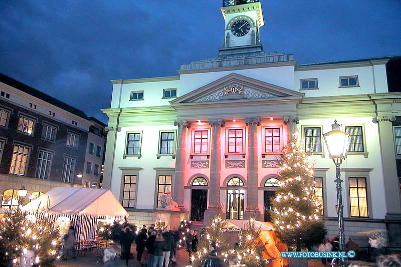 00121602.jpg - WFA :Dordrecht:16-12-2000: tijdens de jaarlijkse kertsmarkt in dordrecht werdt dit jaar ook het oude stadhuis verlicht als kerstboom in diverse kleuren deze staa aan de grotekerksbuurt/voorstraat te dordrechtDeze digitale foto blijft eigendom van FOTOPERSBURO BUSINK. Wij hanteren de voorwaarden van het N.V.F. en N.V.J. Gebruik van deze foto impliceert dat u bekend bent  en akkoord gaat met deze voorwaarden bij publicatie.EB/ETIENNE BUSINK