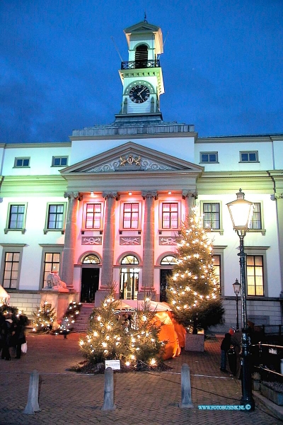 00121603.jpg - Dordtcentraal :Dordrecht:16-12-2000: tijdens de jaarlijkse kertsmarkt in dordrecht werdt dit jaar ook het oude stadhuis verlicht als kerstboom in diverse kleuren deze staa aan de grotekerksbuurt/voorstraat te dordrechtDeze digitale foto blijft eigendom van FOTOPERSBURO BUSINK. Wij hanteren de voorwaarden van het N.V.F. en N.V.J. Gebruik van deze foto impliceert dat u bekend bent  en akkoord gaat met deze voorwaarden bij publicatie.EB/ETIENNE BUSINK