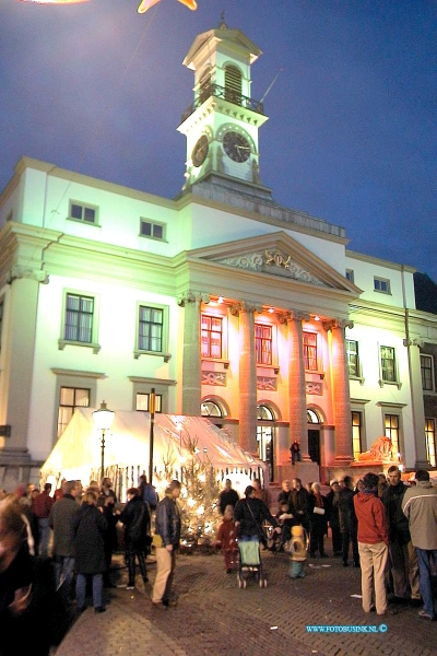 00121604.jpg - Dordtcentraal  :Dordrecht:16-12-2000: tijdens de jaarlijkse kertsmarkt in dordrecht werdt dit jaar ook het oude stadhuis verlicht als kerstboom in diverse kleuren deze staa aan de grotekerksbuurt/voorstraat te dordrechtDeze digitale foto blijft eigendom van FOTOPERSBURO BUSINK. Wij hanteren de voorwaarden van het N.V.F. en N.V.J. Gebruik van deze foto impliceert dat u bekend bent  en akkoord gaat met deze voorwaarden bij publicatie.EB/ETIENNE BUSINK