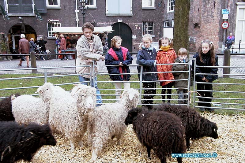 00121608.jpg - DE LOCOM :Dordrecht:16-12-2000:de dordtse kerstmarkt in de binnenstadDeze digitale foto blijft eigendom van FOTOPERSBURO BUSINK. Wij hanteren de voorwaarden van het N.V.F. en N.V.J. Gebruik van deze foto impliceert dat u bekend bent  en akkoord gaat met deze voorwaarden bij publicatie.EB/ETIENNE BUSINK