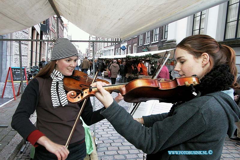 00121610.jpg - DE LOCOM :Dordrecht:16-12-2000:de dordtse kerstmarkt in de binnenstadDeze digitale foto blijft eigendom van FOTOPERSBURO BUSINK. Wij hanteren de voorwaarden van het N.V.F. en N.V.J. Gebruik van deze foto impliceert dat u bekend bent  en akkoord gaat met deze voorwaarden bij publicatie.EB/ETIENNE BUSINK