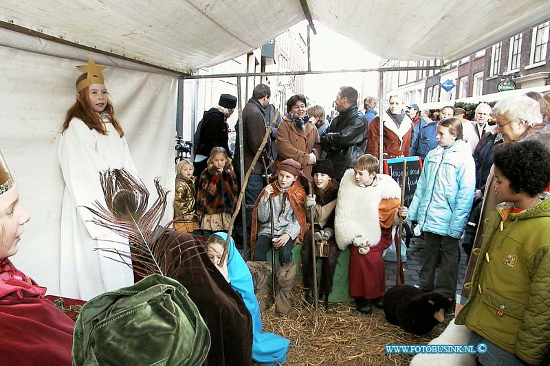 00121612.jpg - DE LOCOM :Dordrecht:16-12-2000:de dordtse kerstmarkt in de binnenstadDeze digitale foto blijft eigendom van FOTOPERSBURO BUSINK. Wij hanteren de voorwaarden van het N.V.F. en N.V.J. Gebruik van deze foto impliceert dat u bekend bent  en akkoord gaat met deze voorwaarden bij publicatie.EB/ETIENNE BUSINK