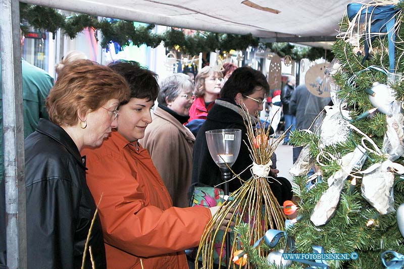 00121616.jpg - WFA :Dordrecht:16-12-2000:de dordtse kerstmarkt in de binnenstadDeze digitale foto blijft eigendom van FOTOPERSBURO BUSINK. Wij hanteren de voorwaarden van het N.V.F. en N.V.J. Gebruik van deze foto impliceert dat u bekend bent  en akkoord gaat met deze voorwaarden bij publicatie.EB/ETIENNE BUSINK