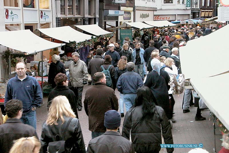 00121620.jpg - DORDTCENTRAAL:Dordrecht:16-12-2000:de dordtse kerstmarkt in de binnenstadDeze digitale foto blijft eigendom van FOTOPERSBURO BUSINK. Wij hanteren de voorwaarden van het N.V.F. en N.V.J. Gebruik van deze foto impliceert dat u bekend bent  en akkoord gaat met deze voorwaarden bij publicatie.EB/ETIENNE BUSINK
