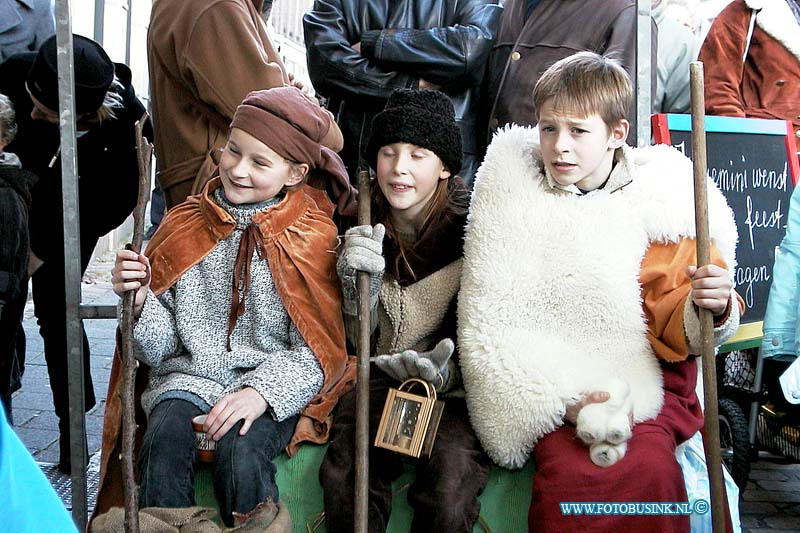 00121624.jpg - DORDTCENTRAAL:Dordrecht:16-12-2000:de dordtse kerstmarkt in de binnenstadDeze digitale foto blijft eigendom van FOTOPERSBURO BUSINK. Wij hanteren de voorwaarden van het N.V.F. en N.V.J. Gebruik van deze foto impliceert dat u bekend bent  en akkoord gaat met deze voorwaarden bij publicatie.EB/ETIENNE BUSINK