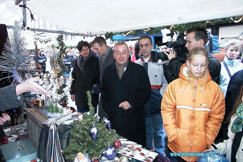 00121625.jpg - DORDTCENTRAAL:Dordrecht:16-12-2000:de dordtse kerstmarkt in de binnenstadDeze digitale foto blijft eigendom van FOTOPERSBURO BUSINK. Wij hanteren de voorwaarden van het N.V.F. en N.V.J. Gebruik van deze foto impliceert dat u bekend bent  en akkoord gaat met deze voorwaarden bij publicatie.EB/ETIENNE BUSINK