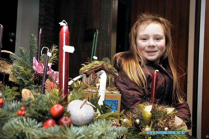 00121633.jpg - DE DAG VAN BUS:Dordrecht:16-12-2000:dochter van bloememnboer tisserand station dordrecht tussen de kerststukjesDeze digitale foto blijft eigendom van FOTOPERSBURO BUSINK. Wij hanteren de voorwaarden van het N.V.F. en N.V.J. Gebruik van deze foto impliceert dat u bekend bent  en akkoord gaat met deze voorwaarden bij publicatie.EB/ETIENNE BUSINK