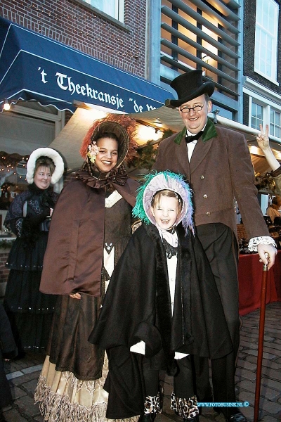 00121702.jpg - DORDTCENTRAAL :Dordrecht:17-12-2000:de winnende kraam op de dordtse kerstmarkt t heekransje de winkel grote kerksbuurtDeze digitale foto blijft eigendom van FOTOPERSBURO BUSINK. Wij hanteren de voorwaarden van het N.V.F. en N.V.J. Gebruik van deze foto impliceert dat u bekend bent  en akkoord gaat met deze voorwaarden bij publicatie.EB/ETIENNE BUSINK
