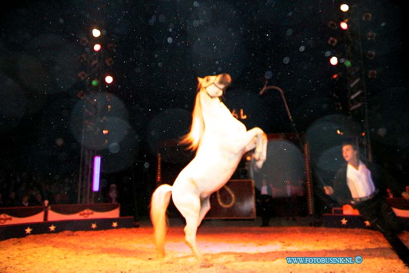 00122104.jpg - DORDTENAAR :Dordrecht:21-12-2000:permiere dordtse kerst circus royal aan de sikkelstraat te dubbeldamDeze digitale foto blijft eigendom van FOTOPERSBURO BUSINK. Wij hanteren de voorwaarden van het N.V.F. en N.V.J. Gebruik van deze foto impliceert dat u bekend bent  en akkoord gaat met deze voorwaarden bij publicatie.EB/ETIENNE BUSINK
