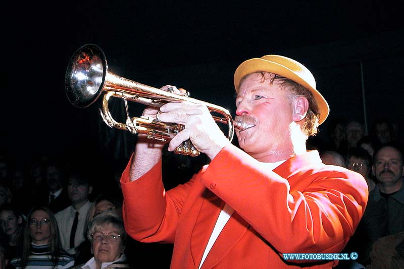 00122106.jpg - DORDTENAAR :Dordrecht:21-12-2000:permiere dordtse kerst circus royal aan de sikkelstraat te dubbeldamDeze digitale foto blijft eigendom van FOTOPERSBURO BUSINK. Wij hanteren de voorwaarden van het N.V.F. en N.V.J. Gebruik van deze foto impliceert dat u bekend bent  en akkoord gaat met deze voorwaarden bij publicatie.EB/ETIENNE BUSINK