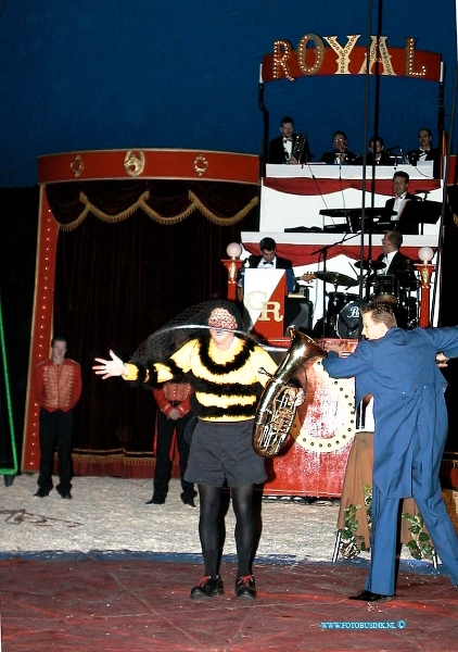 00122108.jpg - DORDTENAAR :Dordrecht:21-12-2000:permiere dordtse kerst circus royal aan de sikkelstraat te dubbeldamDeze digitale foto blijft eigendom van FOTOPERSBURO BUSINK. Wij hanteren de voorwaarden van het N.V.F. en N.V.J. Gebruik van deze foto impliceert dat u bekend bent  en akkoord gaat met deze voorwaarden bij publicatie.EB/ETIENNE BUSINK