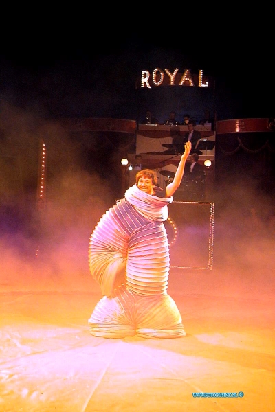 00122109.jpg - DORDTENAAR :Dordrecht:21-12-2000:permiere dordtse kerst circus royal aan de sikkelstraat te dubbeldamDeze digitale foto blijft eigendom van FOTOPERSBURO BUSINK. Wij hanteren de voorwaarden van het N.V.F. en N.V.J. Gebruik van deze foto impliceert dat u bekend bent  en akkoord gaat met deze voorwaarden bij publicatie.EB/ETIENNE BUSINK
