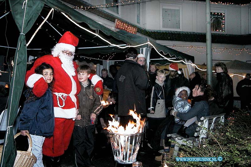 00122404.jpg - DORDTENAAR :Dordtenaar>24-12-2000:kerst viering gouveneurstraat oud kripijn dordrechtDeze digitale foto blijft eigendom van FOTOPERSBURO BUSINK. Wij hanteren de voorwaarden van het N.V.F. en N.V.J. Gebruik van deze foto impliceert dat u bekend bent  en akkoord gaat met deze voorwaarden bij publicatie.EB/ETIENNE BUSINK