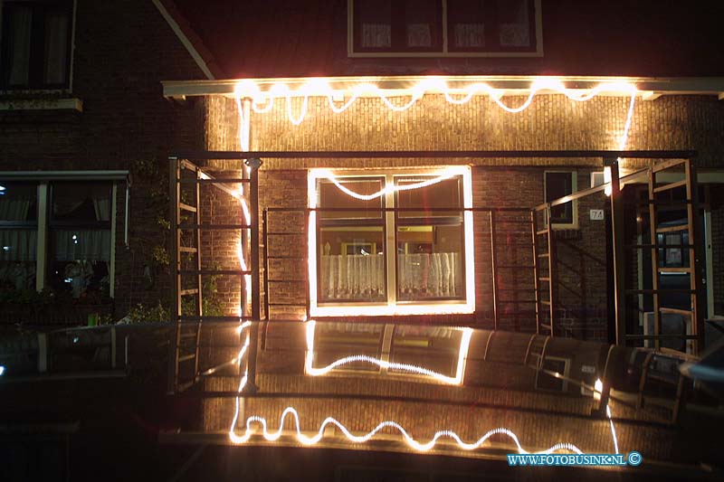 01120501.jpg - DORDTENAAR :Dordrecht:05-12-2001:de kerst heeft sinterklaas al in gehaald op vlehuizen zijn de kerst versieringen al opgehangen zo ook op de mesdagstraat te DordrechtDeze digitale foto blijft eigendom van FOTOPERSBURO BUSINK. Wij hanteren de voorwaarden van het N.V.F. en N.V.J. Gebruik van deze foto impliceert dat u bekend bent  en akkoord gaat met deze voorwaarden bij publicatie.EB/ETIENNE BUSINK