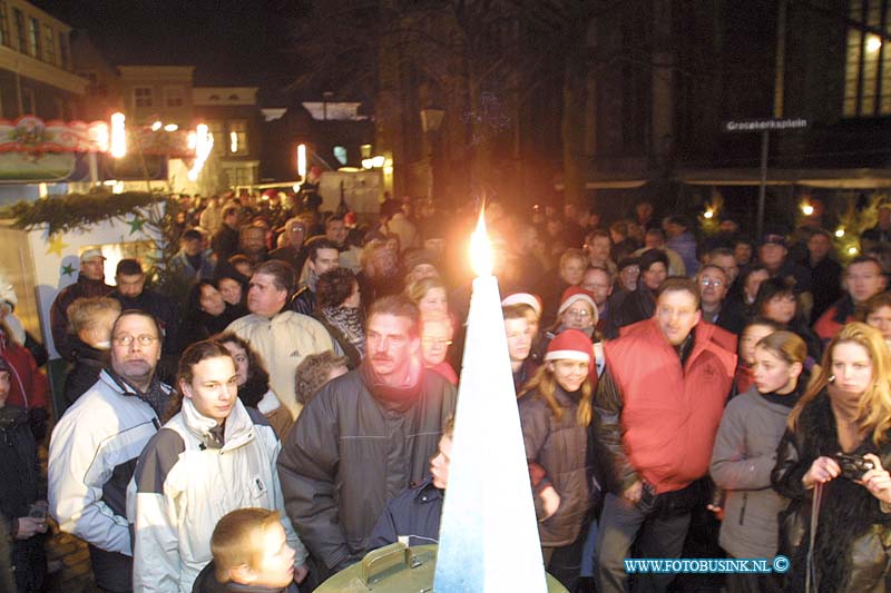 01121303.jpg - DORDTENAAR :Dordrecht:13-12-2001:tanja yes opened samen met brugermeester bandell de kerstmarkt te DORDRECHTDeze digitale foto blijft eigendom van FOTOPERSBURO BUSINK. Wij hanteren de voorwaarden van het N.V.F. en N.V.J. Gebruik van deze foto impliceert dat u bekend bent  en akkoord gaat met deze voorwaarden bij publicatie.EB/ETIENNE BUSINK