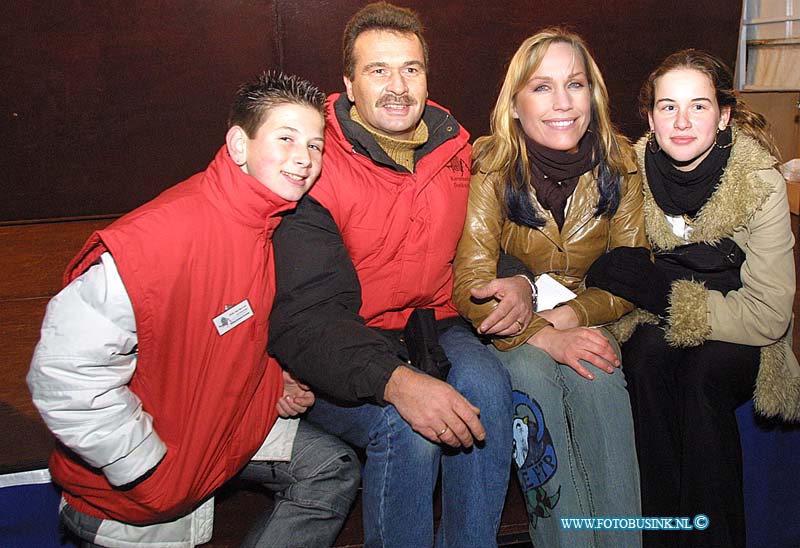 01121306.jpg - DORDTCENTRAAL :Dordrecht:13-12-2001:tanja yes opened samen met brugermeester bandell de kerstmarkt te DORDRECHTDeze digitale foto blijft eigendom van FOTOPERSBURO BUSINK. Wij hanteren de voorwaarden van het N.V.F. en N.V.J. Gebruik van deze foto impliceert dat u bekend bent  en akkoord gaat met deze voorwaarden bij publicatie.EB/ETIENNE BUSINK