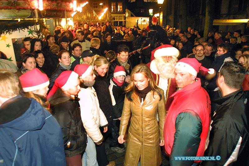 01121310.jpg - DORDTCENTRAAL :Dordrecht:13-12-2001:tanja yes opened samen met brugermeester bandell de kerstmarkt te DORDRECHTDeze digitale foto blijft eigendom van FOTOPERSBURO BUSINK. Wij hanteren de voorwaarden van het N.V.F. en N.V.J. Gebruik van deze foto impliceert dat u bekend bent  en akkoord gaat met deze voorwaarden bij publicatie.EB/ETIENNE BUSINK