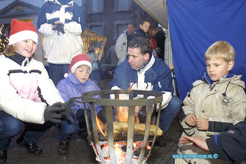 01121502.jpg - DORDTENAAR :Dordrecht:15-12-2001:de kerstmarkt dordrechtDeze digitale foto blijft eigendom van FOTOPERSBURO BUSINK. Wij hanteren de voorwaarden van het N.V.F. en N.V.J. Gebruik van deze foto impliceert dat u bekend bent  en akkoord gaat met deze voorwaarden bij publicatie.EB/ETIENNE BUSINK