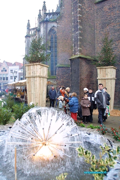 01121503.jpg - DORDTENAAR :Dordrecht:15-12-2001:de kerstmarkt dordrechtDeze digitale foto blijft eigendom van FOTOPERSBURO BUSINK. Wij hanteren de voorwaarden van het N.V.F. en N.V.J. Gebruik van deze foto impliceert dat u bekend bent  en akkoord gaat met deze voorwaarden bij publicatie.EB/ETIENNE BUSINK