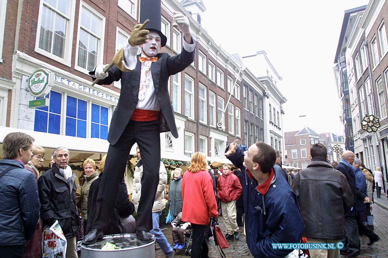 01121505.jpg - DORDTENAAR :Dordrecht:15-12-2001:de kerstmarkt dordrechtDeze digitale foto blijft eigendom van FOTOPERSBURO BUSINK. Wij hanteren de voorwaarden van het N.V.F. en N.V.J. Gebruik van deze foto impliceert dat u bekend bent  en akkoord gaat met deze voorwaarden bij publicatie.EB/ETIENNE BUSINK