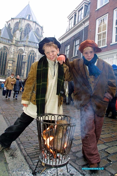 01121507.jpg - DORDTENAAR :Dordrecht:15-12-2001:de kerstmarkt dordrechtDeze digitale foto blijft eigendom van FOTOPERSBURO BUSINK. Wij hanteren de voorwaarden van het N.V.F. en N.V.J. Gebruik van deze foto impliceert dat u bekend bent  en akkoord gaat met deze voorwaarden bij publicatie.EB/ETIENNE BUSINK