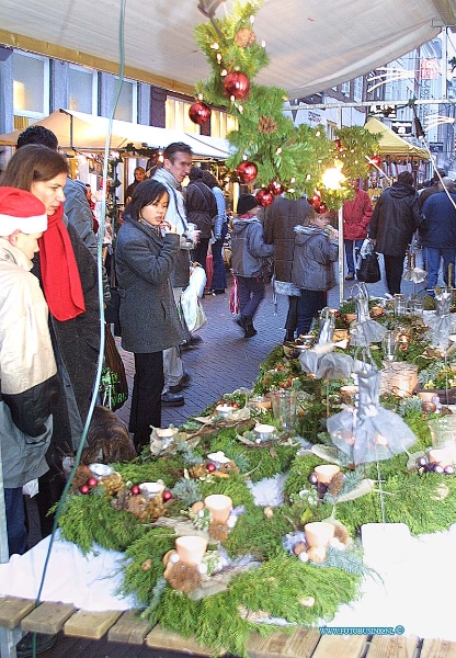 01121511.jpg - DORDTCENTRAAL :Dordrecht:15-12-2001:de kerstmarkt dordrechtDeze digitale foto blijft eigendom van FOTOPERSBURO BUSINK. Wij hanteren de voorwaarden van het N.V.F. en N.V.J. Gebruik van deze foto impliceert dat u bekend bent  en akkoord gaat met deze voorwaarden bij publicatie.EB/ETIENNE BUSINK