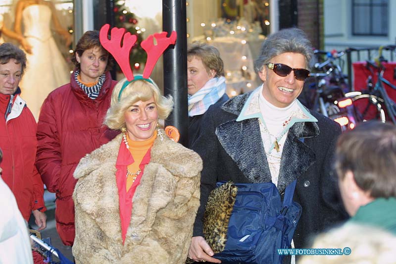 01121512.jpg - DORDTCENTRAAL :Dordrecht:15-12-2001:de kerstmarkt dordrechtDeze digitale foto blijft eigendom van FOTOPERSBURO BUSINK. Wij hanteren de voorwaarden van het N.V.F. en N.V.J. Gebruik van deze foto impliceert dat u bekend bent  en akkoord gaat met deze voorwaarden bij publicatie.EB/ETIENNE BUSINK