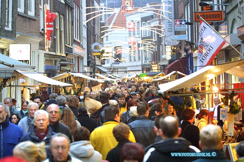 01121513.jpg - DORDTCENTRAAL :Dordrecht:15-12-2001:de kerstmarkt dordrechtDeze digitale foto blijft eigendom van FOTOPERSBURO BUSINK. Wij hanteren de voorwaarden van het N.V.F. en N.V.J. Gebruik van deze foto impliceert dat u bekend bent  en akkoord gaat met deze voorwaarden bij publicatie.EB/ETIENNE BUSINK