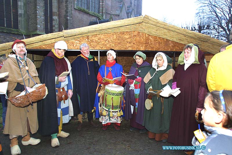 01121516.jpg - DORDTCENTRAAL :Dordrecht:15-12-2001:de kerstmarkt dordrechtDeze digitale foto blijft eigendom van FOTOPERSBURO BUSINK. Wij hanteren de voorwaarden van het N.V.F. en N.V.J. Gebruik van deze foto impliceert dat u bekend bent  en akkoord gaat met deze voorwaarden bij publicatie.EB/ETIENNE BUSINK