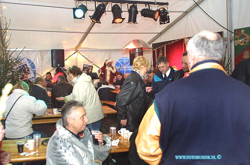 01121519.jpg - DORDTCENTRAAL :Dordrecht:15-12-2001:de kerstmarkt dordrechtDeze digitale foto blijft eigendom van FOTOPERSBURO BUSINK. Wij hanteren de voorwaarden van het N.V.F. en N.V.J. Gebruik van deze foto impliceert dat u bekend bent  en akkoord gaat met deze voorwaarden bij publicatie.EB/ETIENNE BUSINK