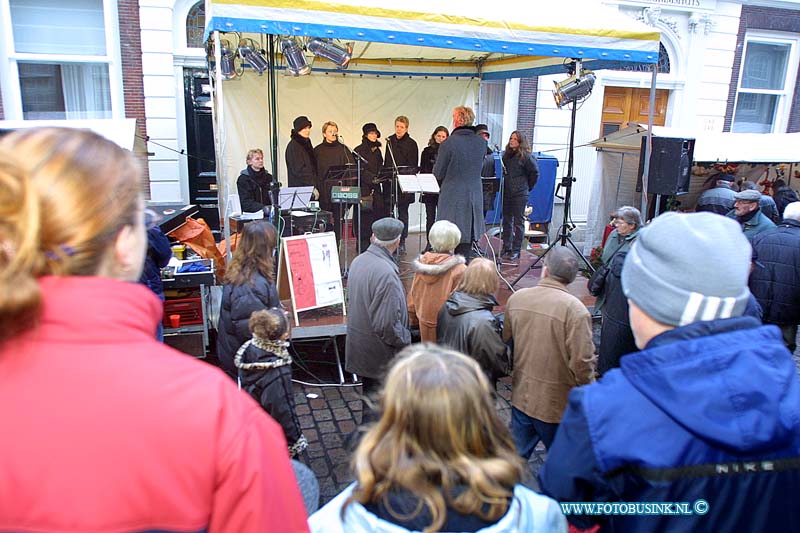 01121521.jpg - DORDTCENTRAAL :Dordrecht:15-12-2001:de kerstmarkt dordrechtDeze digitale foto blijft eigendom van FOTOPERSBURO BUSINK. Wij hanteren de voorwaarden van het N.V.F. en N.V.J. Gebruik van deze foto impliceert dat u bekend bent  en akkoord gaat met deze voorwaarden bij publicatie.EB/ETIENNE BUSINK