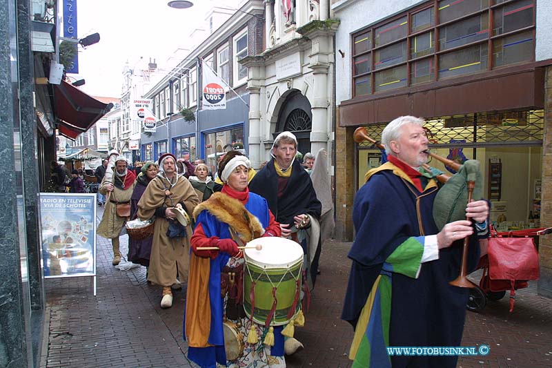 01121526.jpg - DORDTCENTRAAL :Dordrecht:15-12-2001:de kerstmarkt dordrechtDeze digitale foto blijft eigendom van FOTOPERSBURO BUSINK. Wij hanteren de voorwaarden van het N.V.F. en N.V.J. Gebruik van deze foto impliceert dat u bekend bent  en akkoord gaat met deze voorwaarden bij publicatie.EB/ETIENNE BUSINK