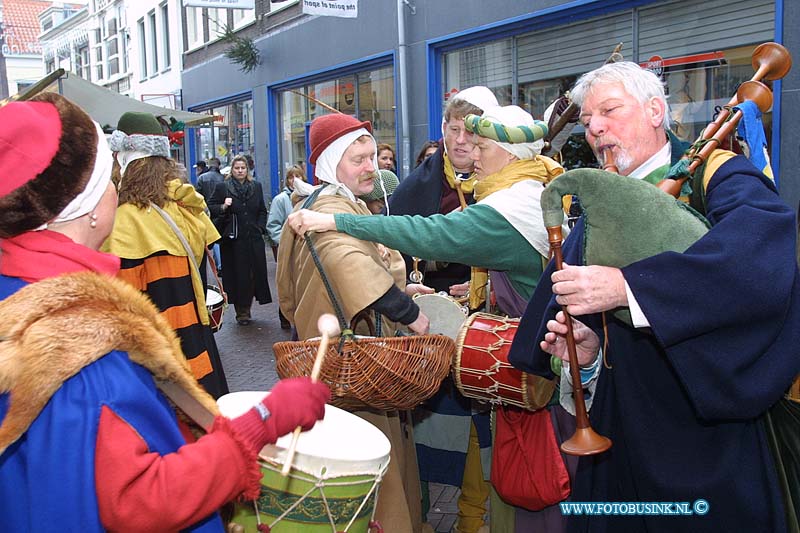 01121527.jpg - DORDTCENTRAAL :Dordrecht:15-12-2001:de kerstmarkt dordrechtDeze digitale foto blijft eigendom van FOTOPERSBURO BUSINK. Wij hanteren de voorwaarden van het N.V.F. en N.V.J. Gebruik van deze foto impliceert dat u bekend bent  en akkoord gaat met deze voorwaarden bij publicatie.EB/ETIENNE BUSINK